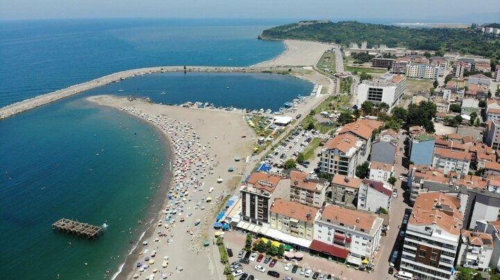 <p>Ailesiyle tatile gelen Seyfi Ayçiçek ise, "Çok güzel bir yer gerçekten. Tam böyle tatil yapılacak bir yer. Bodrum’u aratmıyor. Geleceği de olan bir yer. Dinlenmek için çok ideal bir yer. Karadeniz olarak çok iyi bir yer.</p>