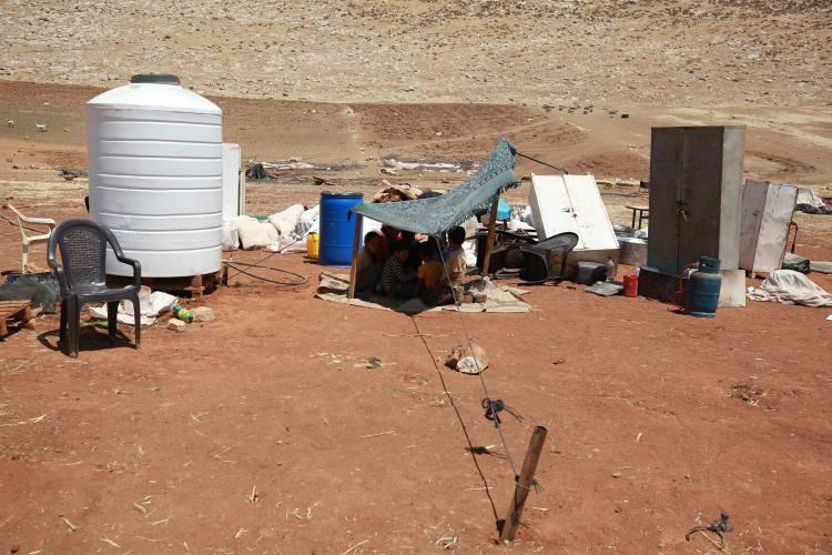 <p>İsrail askerleri, 14 Temmuz'da Batı Şeria'nın doğu kırsalında Filistinli bedevilerin yaşadığı Kabbun bölgesine kamyon ve askeri araçlarla baskın düzenledi.</p>

