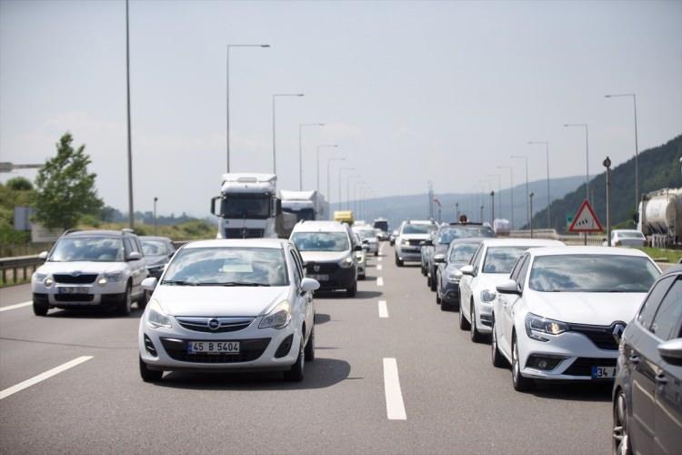 <p>Güzergahta ring halinde kontrollerini sürdüren Karayolları ve polis ekipleri, arızalı araçları kısa sürede kaldırarak trafiği rahatlatmaya çalışıyor.</p>