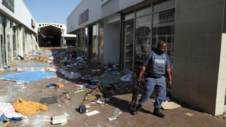 <p><strong>Durban kentinde bir cami kundaklandı</strong></p>
<p>News24`ün haberine göre, ülkenin doğusundaki KwaZulu Natal Eyaleti`nin Durban kentinde Bridge City ve Gleenwood Village isimli alışveriş merkezleri bu sabah saatlerinde isyancılar tarafından yağmalandı.</p>