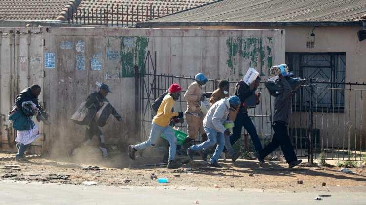 <p>KwaZulu Natal`ın ana arterlerinden R74 otoyolu da isyancılar tarafından kurulan barikatlarla trafiğe kapatıldı.</p>
<p> </p>