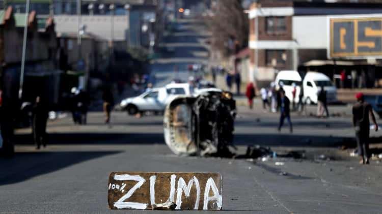<p>Güney Afrika`nın en büyük kenti ve finans merkezi Johannesburg`un şehir merkezinde birçok mağaza ve iş yeri ile Soweto bölgesindeki bir alışveriş merkezi yağmacıların saldırısına uğradı.</p>
<p> </p>