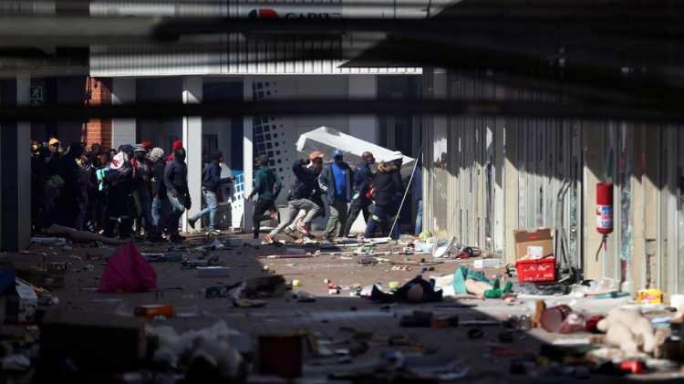 <p>Hakkında yolsuzluk, haraç, dolandırıcılık, vergi kaçakçılığı ve kara para aklama dahil 16 suçlamadan davaları devam eden Zuma, 29 Haziran`da Anayasa Mahkemesi tarafından mahkemeye itaatsizlik suçundan 15 ay hapis cezasına çarptırılmıştı. Zuma, mahkemenin aldığı bu karara karşı dirense de 8 Temmuz`da Nkandla kentinde güvenlik güçlerine teslim olmuştu.</p>
<p> </p>