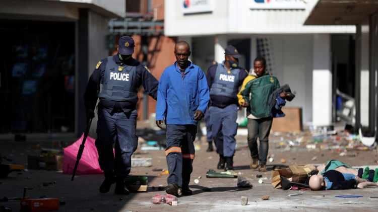 <p>Zuma taraftarı göstericiler Kwazulu Natal eyaletindeki N-3 karayolunda 33 kamyonu ateşe vermişti.</p>
<p> </p>