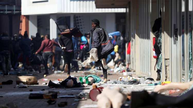 <p>Cumhurbaşkanı Cyril Ramaphosa ve iktidar partisi Afrika Ulusal Kongresinden (ANC) yapılan açıklamalarda, yaşanan şiddet olayları kınanmış, hukukun üstünlüğü ilkesi vurgulanmıştı.</p>
<p> </p>