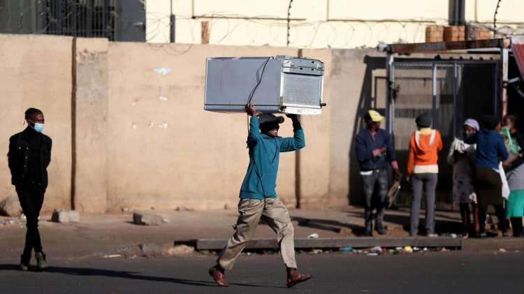 <p><strong>Gösterilerin merkezi Kwazulu-Natal eyaleti</strong></p>
<p>Zuma yanlısı ayaklanmanın merkezi Kwazulu-Natal eyaleti ülkenin önemli üretim ve ticaret merkezlerinden biri. Güney Afrika`nın Hint Okyanusu`na açılan kapısı Durban kenti de bu eyaletin sınırları içerisinde bulunuyor. Ülkenin en büyük etnik grubu Zulu halkı, Kwazulu-Natal eyaleti nüfusunun çoğunluğunu teşkil ediyor.</p>
<p>Eyalet sınırlarındaki Nkandla kenti ise Zulu kökenli eski Cumhurbaşkanı Zuma`nın memleketi olma özelliği taşıyor. Güney Afrika`da 2009-2018`de Cumhurbaşkanlığı görevini yürüten Zuma, emniyet güçlerine 8 Temmuz`da Nkandla`da teslim olmuştu.</p>
<p> </p>