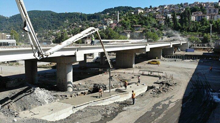 <p>"Cumhurbaşkanımızdan Allah razı olsun"<br />
<br />
Fındıksuyu Sokak üzerinde ikamet eden Rıza Koçaklı, tüneller ile ulaşımın daha da kolaylaşacağını anlattı. Cumhurbaşkanı Recep Tayyip Erdoğan'a da teşekkür eden Koçaklı, "Çok güzel oluyor. Zonguldak'ı dört dörtlük yapıyorlar. Cumhurbaşkanımızdan Allah razı olsun. Yalan değil adam yaptırıyor. Bu dereler de pislikten geçilmiyordu. İkinci makas mevkisi dört dörtlük olacak. Bu tünellerle Kilimli yarım saat bile sürmez. Önceden insanlar trenle gidiyordu. Ama şimdi rahat. 10-15 dakikada ulaşıyorlar. Tüneller açılınca trafikte rahatlar. Şurası dört dörtlük olacak. Ben ölmezsem, görebilirsem ne mutlu. Cumhurbaşkanımızdan Allah razı olsun. Böyle adam başımıza gelmez" diye konuştu.</p>