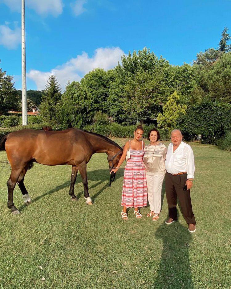 <p><span style="color:#EE82EE"><strong>Yeşilçam yıldızı Hülya Koçyiğit ve eşi Selim Soydan bir an olsun torunları Aslışah Alkoçları yalnız bırakmadı. </strong></span></p>