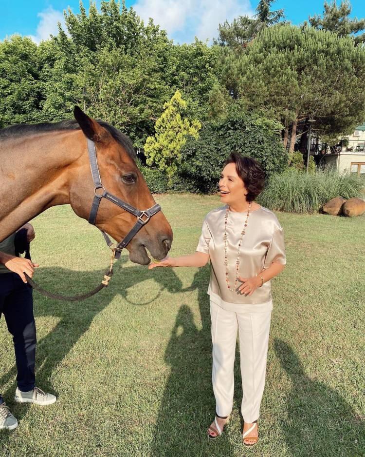 <p><span style="color:#EE82EE"><strong>Hülya Koçyiğit, Neslişah gibi Aslışah'ında yanında oldu. </strong></span></p>