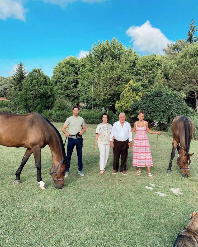 <p><span style="color:#EE82EE"><strong>Türkiye'nin sağlık sistemini öven genç isim en güvendiği ellerinde Türk doktorları olduğunu vurguladı. Bu açıklamalarıyla alkıç topladı. </strong></span></p>