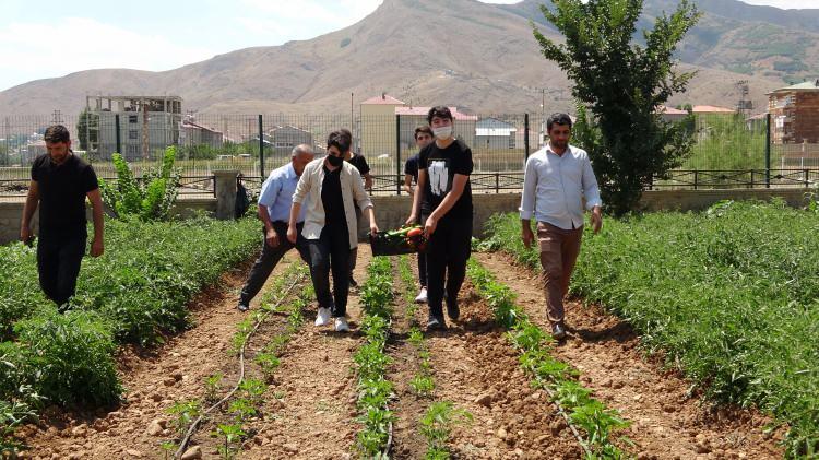 <p>Özellikle öğrencilerin, ihtiyaç sahiplerine bu sebzeleri verirken ki duyguları çok daha güzeldi. Bunlar kelimelerle ifade edilemiyor” diye konuştu.</p>

