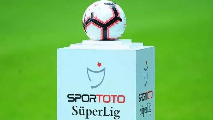 <p>Süper Lig 2021-2022 sezonu fikstür çekimi gerçekleşti. İşte Süper Lig takımlarının 38 haftalık zorlu yolculuğu...</p>
