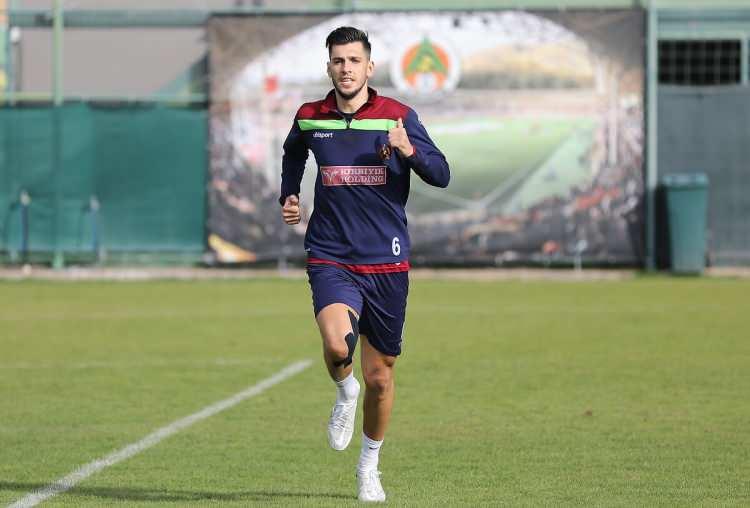 <p>Ceyhun Gülselam<br />
<br />
Mevki: Orta Saha<br />
<br />
Son Kulüp: Alanyaspor</p>