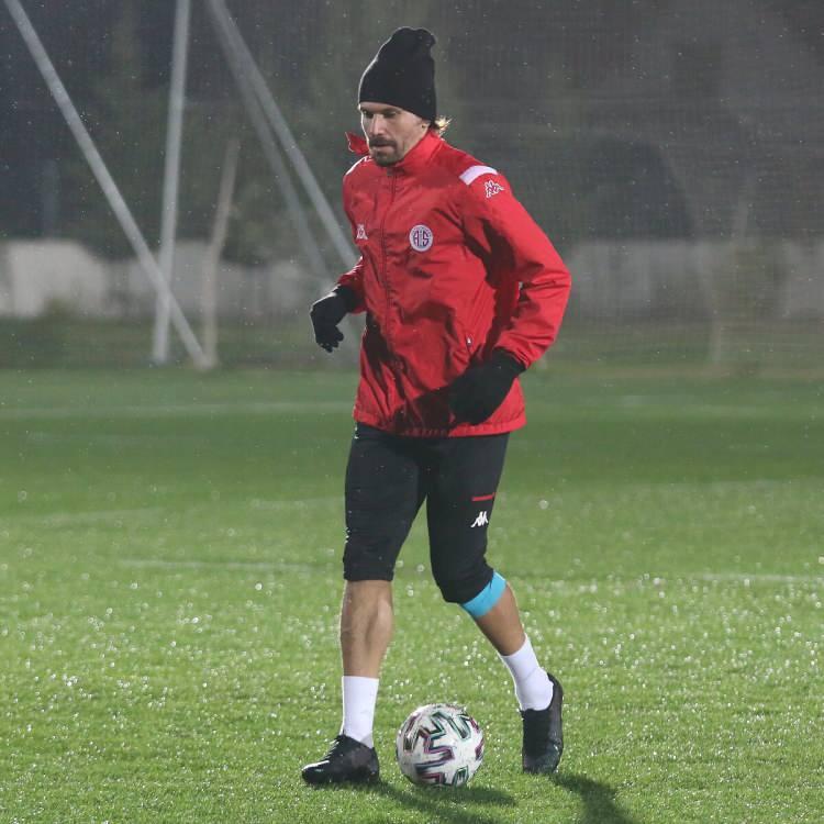 <p>Ersan Gülüm<br />
<br />
Mevki: Defans<br />
<br />
Son Kulüp: Antalyaspor </p>