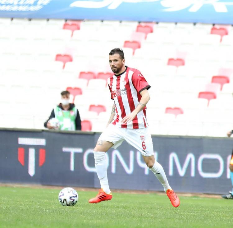 <p>Claudemir<br />
<br />
Mevki: Orta Saha<br />
<br />
Son Kulüp: Sivasspor</p>