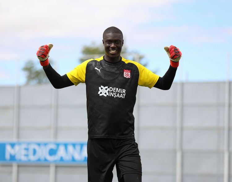 <p>Mamadou Samassa <br />
<br />
Mevki: Kaleci<br />
<br />
Son Kulüp: Sivasspor </p>