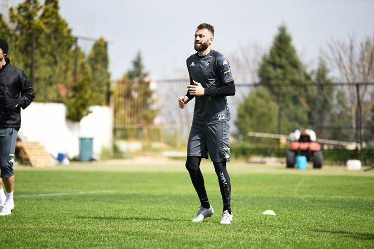 <p>Mustafa Yumlu<br />
<br />
Mevki: Defans<br />
​<br />
Son Kulüp: Denizlispor </p>
