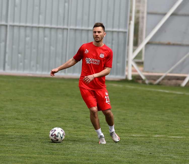<p>Sergiy Rybalka <br />
<br />
Mevki: Orta Saha<br />
<br />
Son Kulüp: Sivasspor</p>
