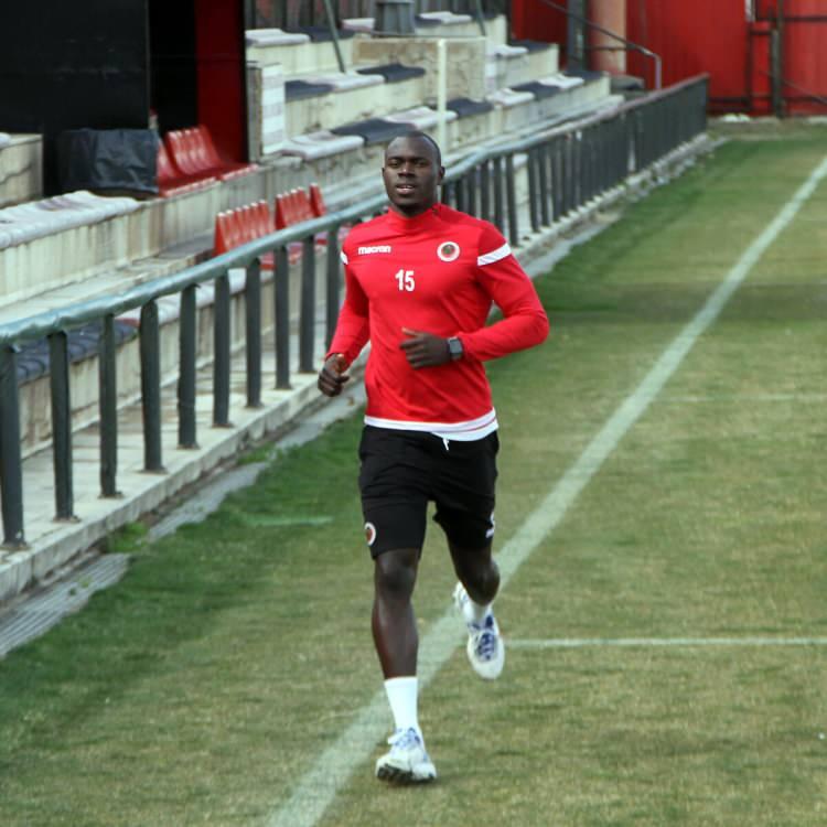 <p>Zargo Toure <br />
<br />
​Mevki: Defans<br />
<br />
Son Kulüp: Gençlerbirliği</p>
