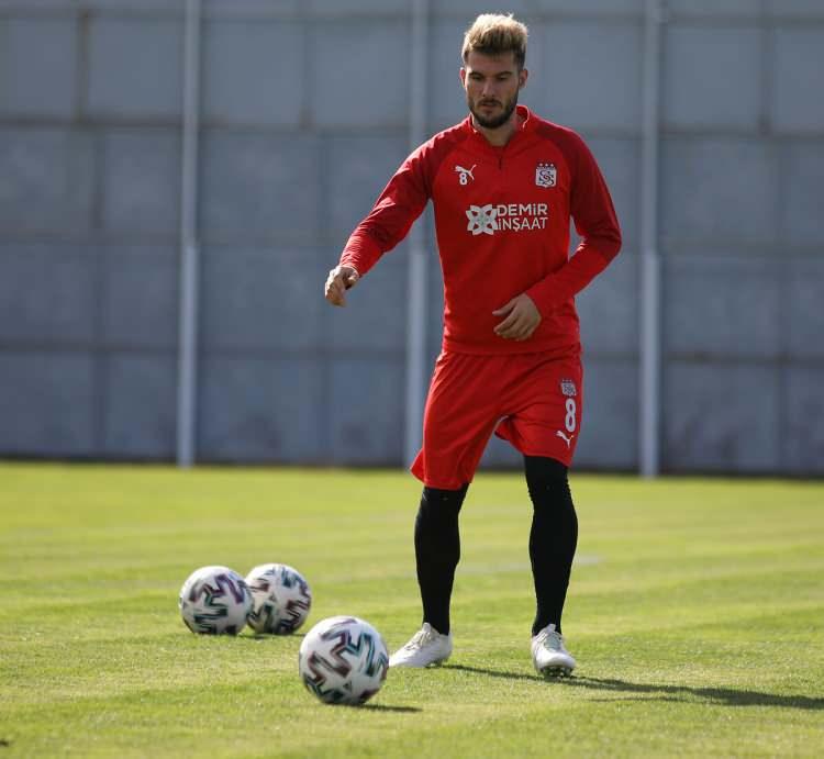 <p>Robin Yalçın<br />
<br />
Mevki: Defans<br />
<br />
Son Kulüp: Sivasspor </p>