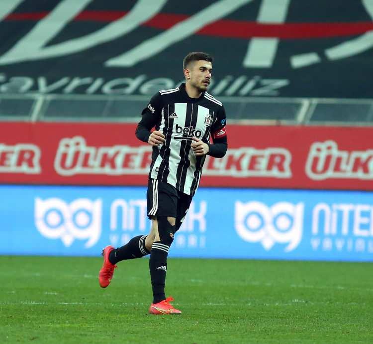 <p>Dorukhan Toköz<br />
<br />
Mevki: Orta Saha<br />
<br />
Son Kulüp: Beşiktaş </p>