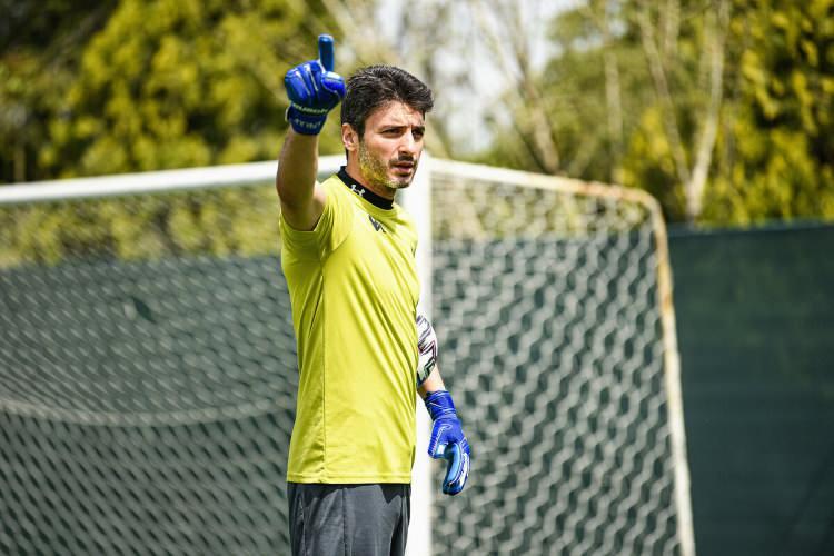 <p>Cenk Gönen<br />
<br />
Mevki: Kaleci<br />
<br />
Son Kulüp: Denizlispor</p>