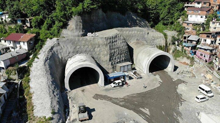 <p>Zonguldak'ta 45 yıllık hayal gerçek oluyor. Zonguldak-Kilimli arasındaki 10,8 kilometrelik yol Mithatpaşa Tünelleri sayesinde 5,7 kilometreye düşecek. Yapımı devam eden tünellerin 2021 yılı sonunda tamamlanıp trafiğe açılması bekleniyor.</p>

<p> </p>
