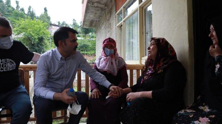 <p>Karali, hacca gitmeyi çok istediğini belirterek, duygusal anlar yaşadı. Bunun üzerine Bakan Kurum, "Endişelenme biz gerekeni yapacağız, rahat olun" dedi.</p>