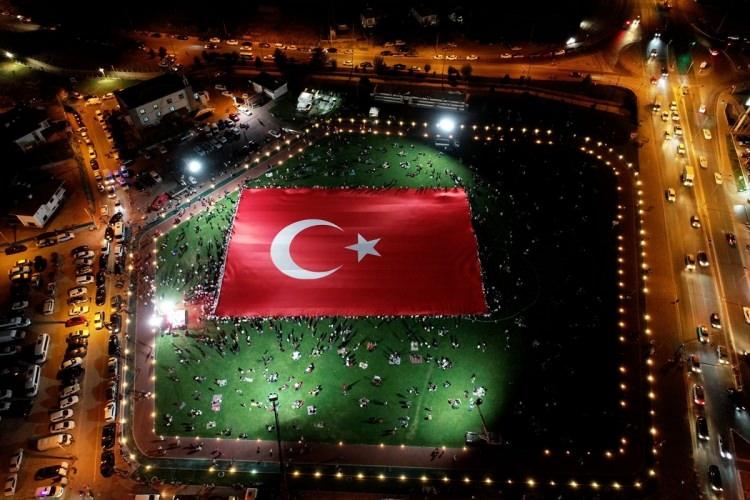 <p><strong>3 BİN 38 METREKARE TÜRK BAYRAĞI </strong><br />
Erciyes Anadolu Holding tarafından yaptırılan 45 metre genişliğinde 67.5 metre uzunluğunda olan ve toplamda 3 bin 38 metrekarelik dünyanın en büyük Türk bayrağı şehir protokolü, Gençlik ve Spor Müdürlüğü ve Talas Belediyesi personeli ile vatandaşlar tarafından açıldı.</p>