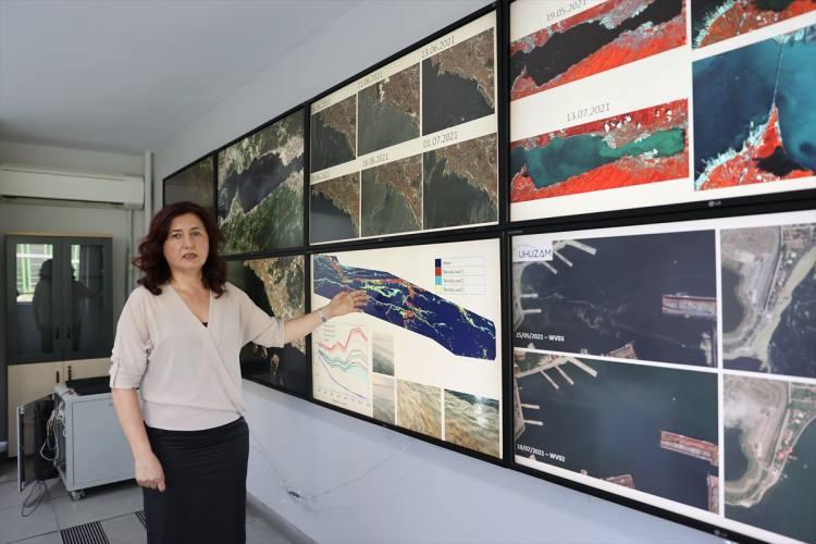 <p>Musaoğlu, mayıs ve haziranda müsilajın arttığını uydu görüntülerinden tespit ettiklerini kaydetti.Marmara Denizi'nin yüzeyi ile ilgili bazı tespitlerini de aktaran Musaoğlu, şöyle devam etti:"Marmara Bölgesi'ndeki uydu görüntülerinde müsilajı bugün itibariyle su yüzeyinde görmüyoruz. Önceki dönemlerde müsilaj, daha çok İstanbul'da Anadolu Yakası'nın kıyı alanları ve Adalar civarı, Kapıdağ Yarımadası, İzmit ve Gemlik körfezlerinde yoğunlaşmış durumdaydı. Uydu görüntülerinden su yüzeyinde şimdi yok denilecek kadar az olduğunu söyleyebiliriz. Ancak müsilajın su yüzeyinde görülmemesi bu problemin ortadan kalktığını göstermez. Marmara Denizi'nde su kolonunda ne olduğu araştırılmalı."</p>