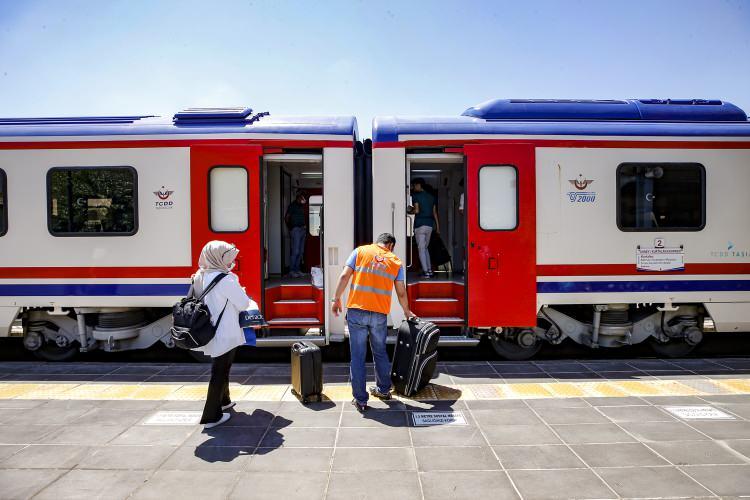 <p>Güney Kurtalan Ekspresi'nin yolcularına eşsiz manzaralar sunduğunu, yolculuk boyunca bu manzaraları doya doya seyretme imkanı bulduğunu dile getiren İnan, "Rahmetli babamla yolculuk yaptığımız bu trene bir kere daha binmek istedim. Çok güzel ve kaliteli bir hizmet." dedi.</p>