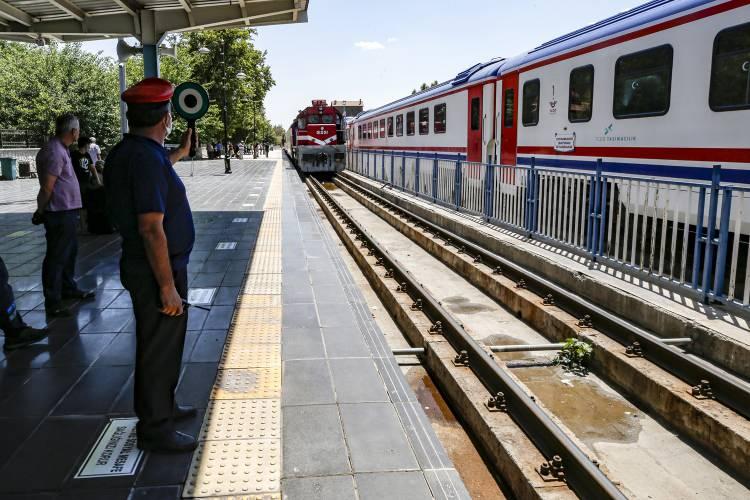 <p>Tren yolculuğunun oldukça konforlu olduğunu anlatan İnan, trenin rahatlığını diğer ulaşım araçlarında bulamadığını, Kovid-19 nedeniyle ara verilen seferlerin yeniden başlamasının kendilerini mutlu ettiğini kaydetti.</p>