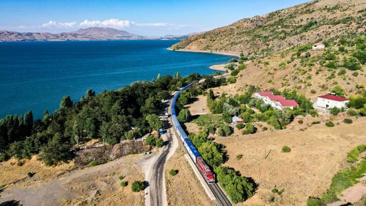 <p>Seferlere geçen yıl salgın nedeniyle ara verildiğini anımsatan Öner, "Bu aranın ardından ilk seferine başlayan trenle ben de yolculuk yapma karar aldım. Trene bindiğimde şartların daha iyi olduğunu gördüm. Trenin en büyük avantajı fiyat olarak da çok daha ekonomik olması." ifadelerini kullandı.</p>
