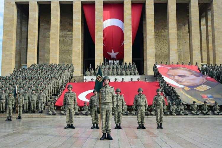 <p>4 YILLIK ÜNİVERSİTE MEZUNLARI...</p>

<p>Kanunla üniversite mezunu asker adaylarının da durumu belirlendi. Dört yıl veya daha fazla süreli yükseköğretim kurumlarından mezun olanlardan, TSK’nın belirleyeceği sayıda kişi, askerliğini yedek subay olarak yapabilecek.</p>
