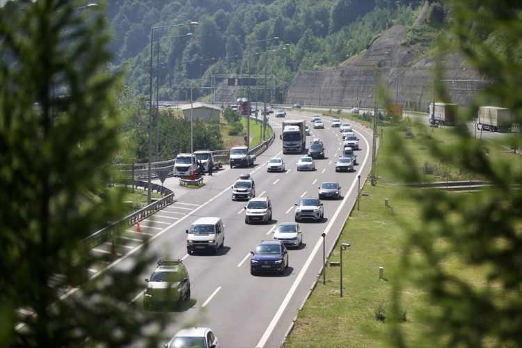 <p>Özellikle İstanbul`dan yola çıkan çok sayıda sürücü, Anadolu Otoyolu`nun Bolu Dağı Düzce ve Bolu geçişlerinde yoğunluk oluşturdu.</p>
