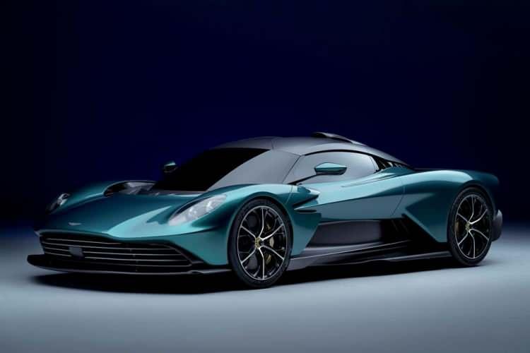 <p>Aston Martin’in yeni spor otomobilinin bu haliyle <strong>Artura </strong>ve <strong>Speedtail </strong>gibi <strong>McLaren </strong>otomobillerine karşı göz dağı verdiği belirtiliyor. Daha da önemlisi, şirket yeni aracını içten yanmalı motorlardan EV’lere “geçişi yönlendirmenin” bir yolu olarak görüyor.</p>
