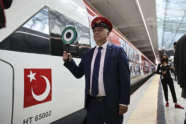 <p>Pezük, TCDD Taşımacılık ailesi olarak Kurban Bayramı'nda yüksek hızlı, ana hat, bölgesel trenler, Marmaray ve Başkentray ile vatandaşları sevdiklerine ulaştırmak için çalışacaklarını kaydetti.</p>
