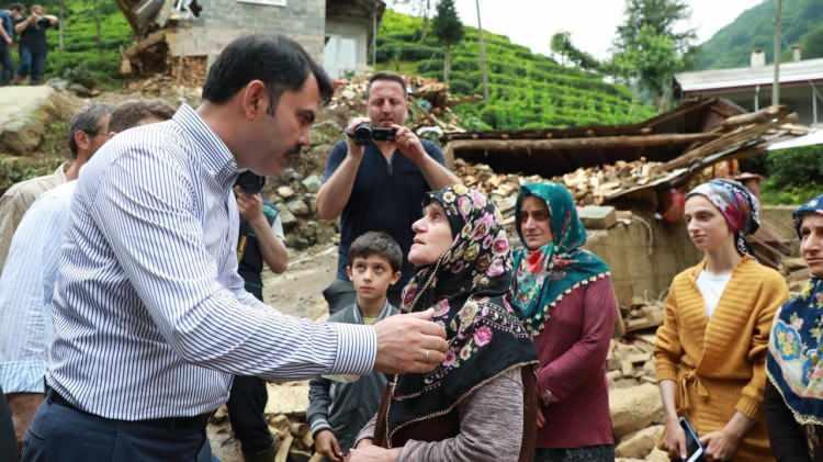 <p>Bakan Kurum, selden son anda kurtulmaları çevredeki güvenlik kameralarına yansıyan Ahmet ve Mehmet Karali ile görüşerek ailenin taşınmaları için her türlü desteği sağlayacaklarını ifade etti.</p>