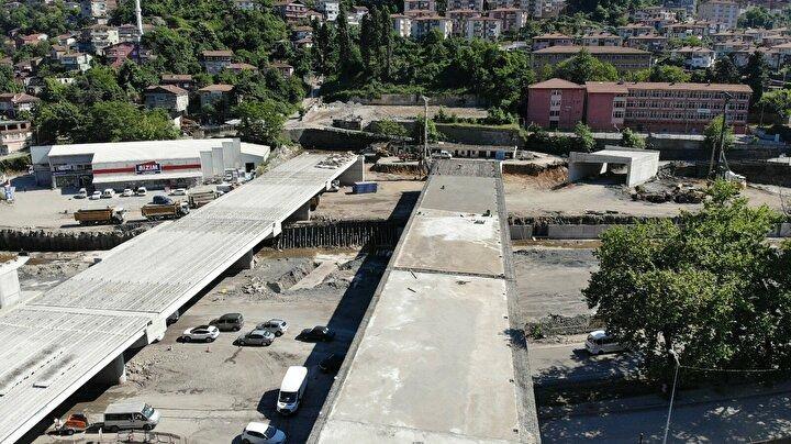 <p>Araçların şehir içine girmesini önleyecek olan Mithatpaşa Tünelleri'nin Gazipaşa Caddesi'ndeki trafik yükünü de büyük oranda alması bekleniyor. Filyos Vadi Projesi'ne ulaşımın ilk ayağı olacak olan tüneller; Cumhurbaşkanı Recep Tayyip Erdoğan tarafından da yakından takip ediliyor.</p>