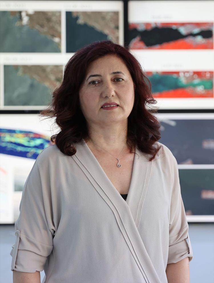 <p>Musaoğlu, çalışmalarda müsilajı 3 farklı sınıfa ayırdıklarını anlatarak, "Uydu görüntülerinden üretilen bu tür sonuçlar müsilajın yüzey temizliğinde nerelerde öncelikli olarak başlanması gerektiği konusunda önemli bir veri kaynağı oluşturur. Uydu görüntüleri müsilaj kaplı alanların belirlenmesi ve zaman içinde müsilajın değiştirdiği formun ortaya konulması açısından önemli bir kaynaktır." değerlendirmesini yaptı.Müsilaja neden olan parametreleri, disiplinler arası araştırmalarla önlemek gerektiğini dile getiren Musaoğlu, Marmara Denizi çevresinde zaman içinde arazi örtüsünde ve kullanımında büyük değişiklikler olduğunu belirtti.Prof. Dr. Musaoğlu, Marmara Denizi havzasının noktasal ve yayılı kirlilik yüklerinin belirlenerek, konunun bütüncül bir yaklaşımla ele alınması gerektiğini de sözlerine ekledi.</p>
