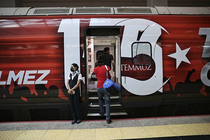 <p>Tam yolcu kapasitesi ile İstanbul’a hareket eden YHT iki ay boyunca Ankara-İstanbul-Ankara arasında sefer yapacak. Toplam 56 bin kilometre yol kat edecek olan tren yaklaşık 60 bin yolcuya hizmet verecek.</p>