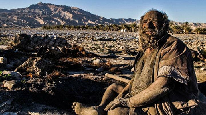 <p>83 yaşındaki İranlı Amou Haji, birçok kişi tarafından dünyanın en kirli adamı olarak kabul ediliyor. Amou, 65 yılı aşkın süredir banyo yapmadığını iddia ediyor .Vücudunu kir tabakası kaplayan adam, 65 yıldır tıraş da olmuyor. Hadji'nin tek özel zevki ise piposu. Hadji piposuyla kuru hayvan gübresi içiyor.</p>

<p> </p>
