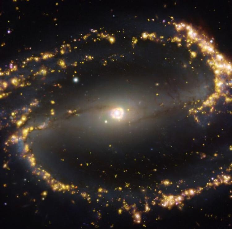 <p>ESO'da bir astronom olan Eric Emsellem, "İlk kez, farklı gökada türlerini iyi temsil eden bir örnek üzerinden, çok çeşitli konumlar ve ortamlar üzerinde tek tek yıldızların nasıl oluştuğunu gösterdik” dedi.</p>
