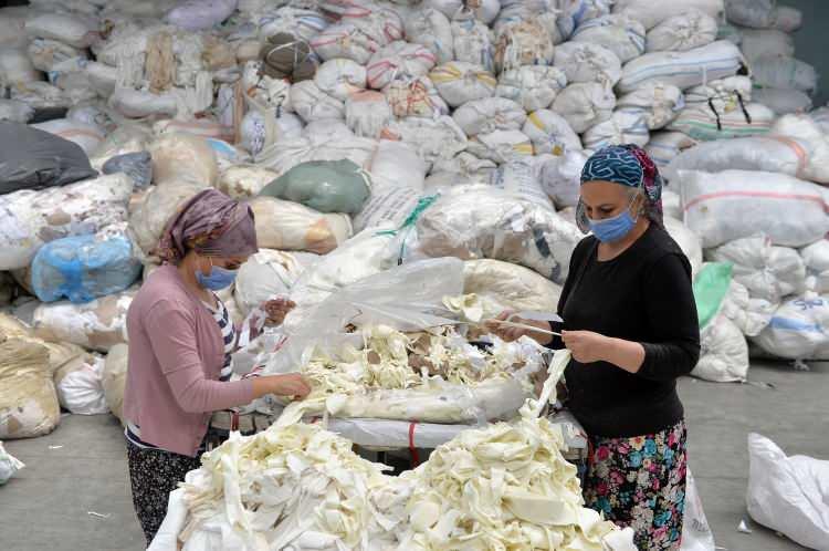 <p>Tekstil geri dönüşümünde çok sayıda tesisin faaliyet gösterdiği Uşak'ta yıllık yaklaşık 510 bin ton atık işlenerek iplik, triko kumaş ve çorap olarak ülke ekonomisine kazandırılıyor.</p>
