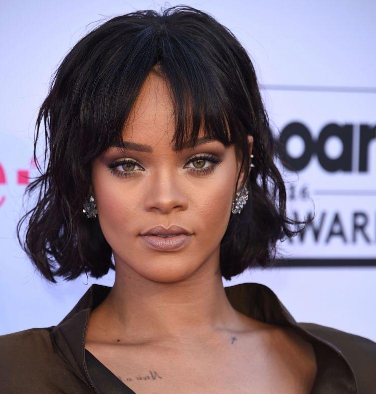 <p><span style="color:#EE82EE"><strong>33 yaşındaki şarkıcı Rihanna Beverly Hills'teki lüks dairesinden gelir elde etmek için harekete geçti. </strong></span></p>

