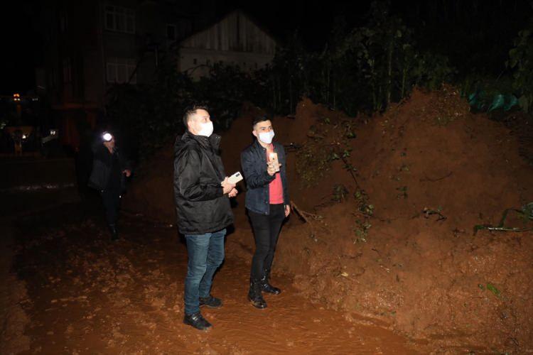 <p>Büyükköy beldesinde aşırı yağış nedeniyle yaşanan toprak kaymasında, ilk belirlemelere göre boş olduğu değerlendirilen bir ev yıkıldı.</p>
<p>Büyükköy Belediye Başkanı Hamza Saruhan, AA muhabirine, beldelerinde yolların kapandığı, bazı vatandaşların mahsur kaldığı yönünde ihbarlar aldıklarını söyledi.</p>