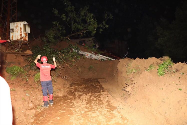 <p>Güneysu Merkez Mahallesi'ndeki derenin taşması sonucu ilçe merkezi sular altında kaldı, 10'a yakın araç sel suları nedeniyle hasar gördü.</p>
<p> </p>
<p>Etkili yağış sonrası Tenzile Erdoğan İlçe Devlet Hastanesinin zemin katının yanı sıra ilçe merkezindeki çok sayıda iş yerinin zemin ve bodrum katlarını su bastı.</p>