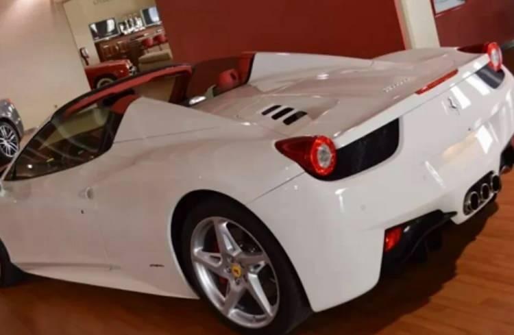 <p>Uruguay’da lüks bir yaşam süren Mehmet Aydın’ın, ülkeye yerleşmeden önce 2017 yılının Kasım ve Aralık aylarında lüks Ferrari 458 Spider aracıyla yaptığı drift görüntüleri sosyal medyada büyük yankı uyandırmış, Uruguay’da polisin radarına girmişti.</p>
