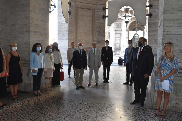 <p>Serginin açılışını, Türkiye'nin Roma Büyükelçisi Ömer Gücük ve Vatikan Büyükelçisi Lütfullah Göktaş, birlikte kurdele keserek yaptı.</p>

<p> </p>
