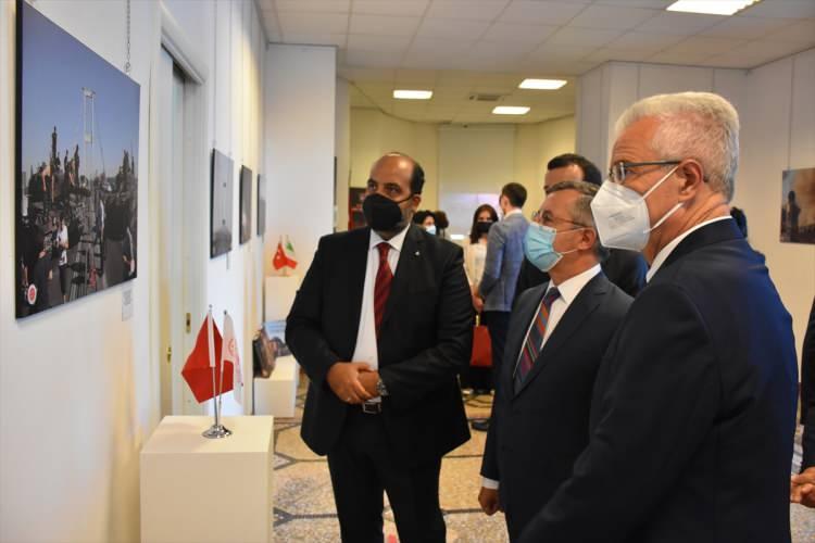 <p>Gücük, görsel iletişimin gücü ve önemine dikkati çekerek, şunları kaydetti:</p>

<p>"Bugün açılışını yaptığımız serginin de 15 Temmuz 2016'da Türkiye'de yaşanan hain darbe girişiminin bazen kelimelere dökmekte zorlanılan vahametinin İtalyan kamuoyu nezdinde idrakine katkı sağlayacağına yürekten inanıyorum. Bu vesileyle 15 Temmuz darbe girişimine karşı, demokrasimizin savunulması pahasına hayatlarını feda eden şehitlerimize Allah'tan rahmet diliyor, 15 Temmuz'da maruz kaldıkları saldırılar sonucu sakatlanan vatandaşlarımızı, şehit ve gazilerimizi saygıyla anıyorum."</p>

